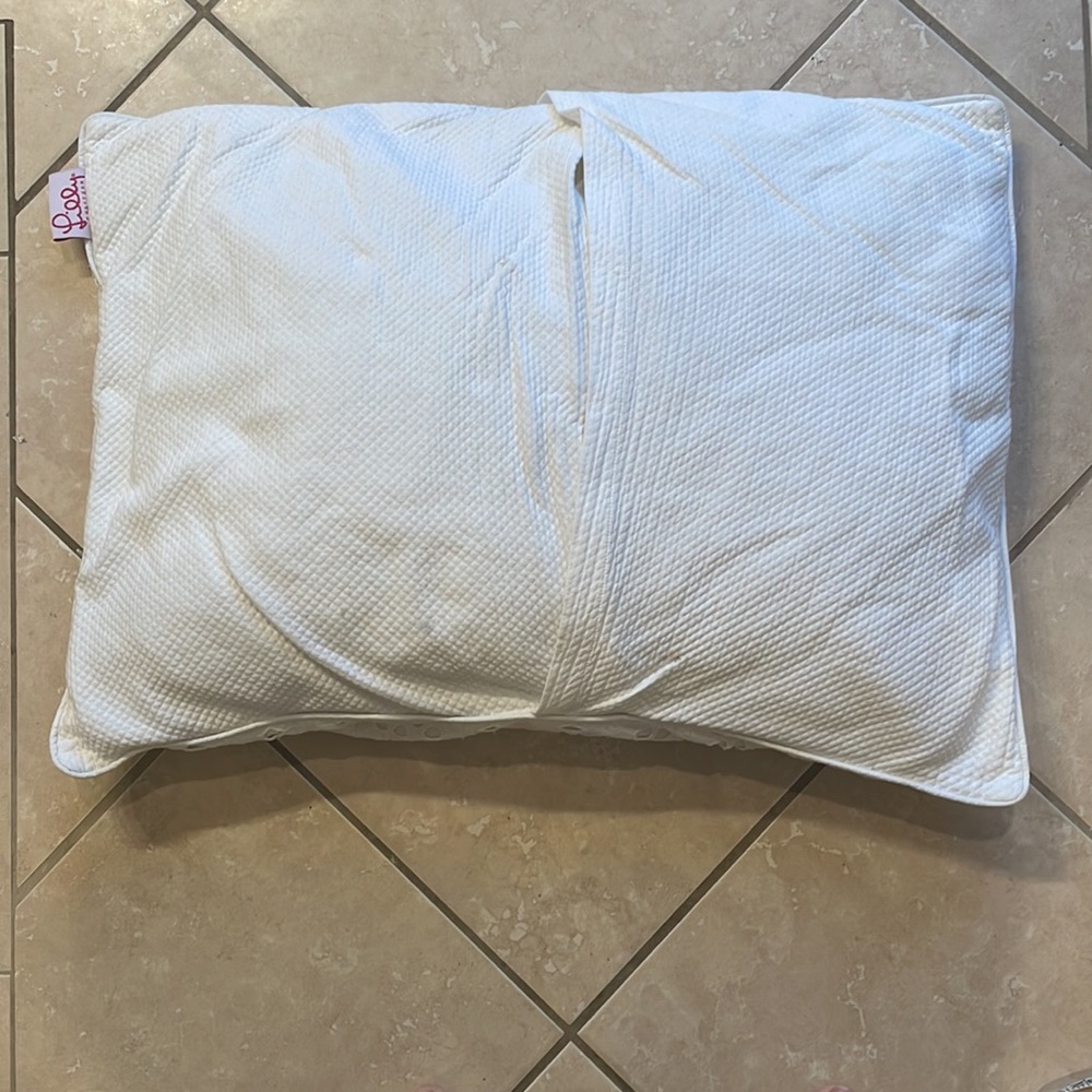 Lilly daisy white, embroidered eyelet Lilly Pulitzer pillowcase, waffle texture - Picture 6 of 6